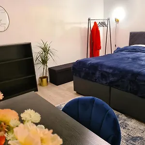 https://theox-apartment-no-6-royal-blue-fr-4-personen.frankfurtammainhotels.com